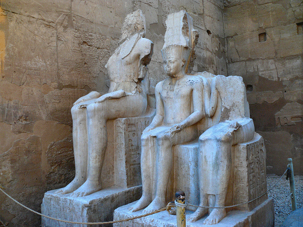 Amenhotep&nbsp;III&nbsp;en&nbsp;zijn&nbsp;echtgenote&nbsp;Tiye naast&nbsp;....