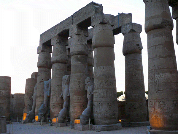 Voorhof&nbsp;met beelden&nbsp;van&nbsp;Ramses&nbsp;II